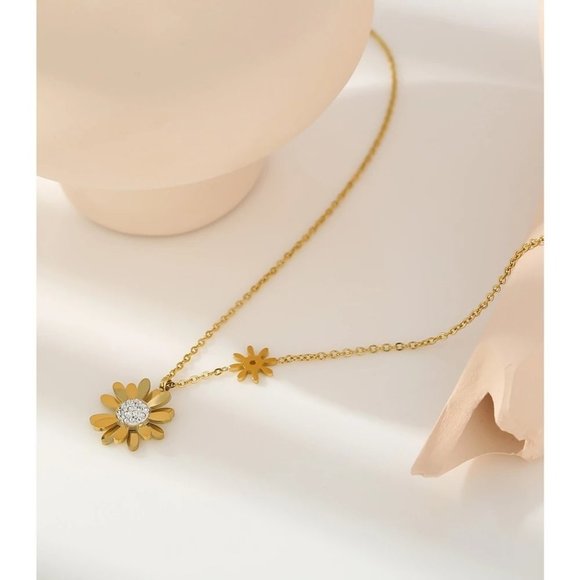 NEW 18K Gold Plated Diamond Daisy Flower Necklace - Picture 6 of 6